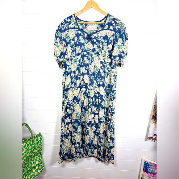 Vintage Lisa Petites Floral Blue Dress Guesstimate Size Medium - Picture 1 of 8